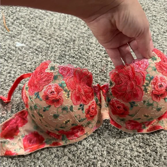 like new push up 34D - Picture 2 of 5